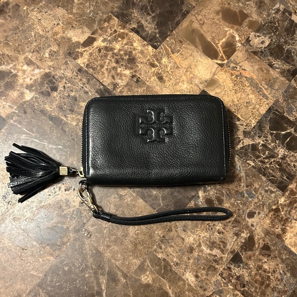 Tory Burch Handbags - Tory Burch Thea Wristlet